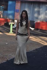 Kareena Kapoor on the sets of Bigg Boss 6 in Lonavla, Mumbai on 30th Nov 2012 (209).JPG